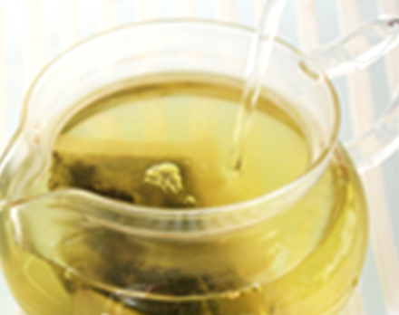 200ml(1カップ)のお湯に緑茶のティーバッグ1個を入れ、緑茶を抽出する